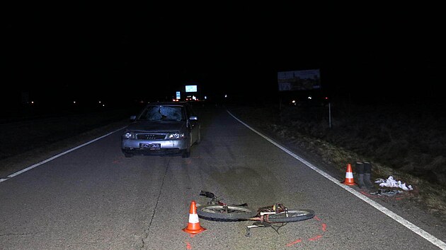 Star cyklista nepeil stet s autem mezi Kamennm jezdem a Ranicemi.