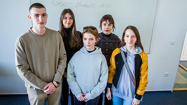 Studenti jazykov koly Rener Education v Budjovicch pomhaj s vukou ukrajinskch dt v Hlubok nad Vltavou. V pedn ad zleva stoj Nikita Levenko, Oleksandra Snitsarukov a Jana Filipenko. Za nimi jsou Sofiia Synkevy a Viktoriia Koloniu.