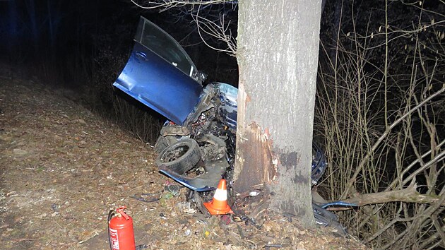 Řidič osobního auta nepřežil náraz do stromu na silnici mezi Vyšším Brodem a Rožmberkem nad Vltavou.