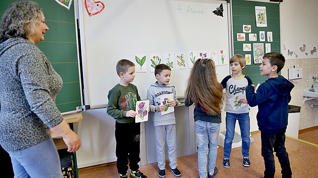 Učitelka na Základní škole J. A. Komenského v Brně vítá pětici nových žáků z Ukrajiny.