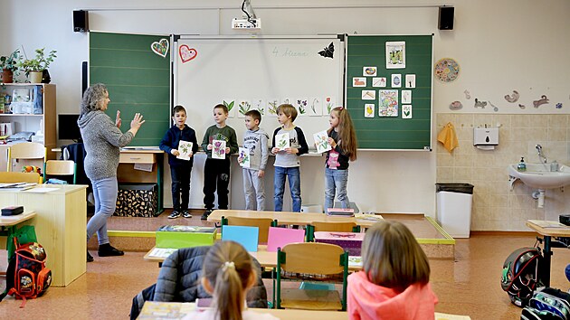 Ukrajinsk dti chod na Zkladn kole J. A. Komenskho v Brn do hodin spolu s tmi eskmi. U je esk uitelky a na stolech maj jmenovky se svm jmnem v latince i azbuce.