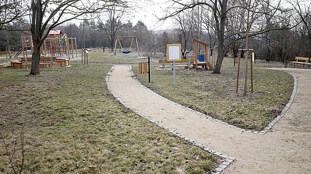 Dětské hřiště na sídlišti Sadová v Brně bylo v provozu jen pár měsíců, dnes už je téměř rok zavřené. Město si totiž před stavbou nevyřídilo potřebné povolení.