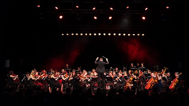 Pi koncert na podporu Ukrajiny v plnm sle trutnovskho Uffa vybral Polick symfonick orchestr pro lovka v tsni pes 156 tisc korun.