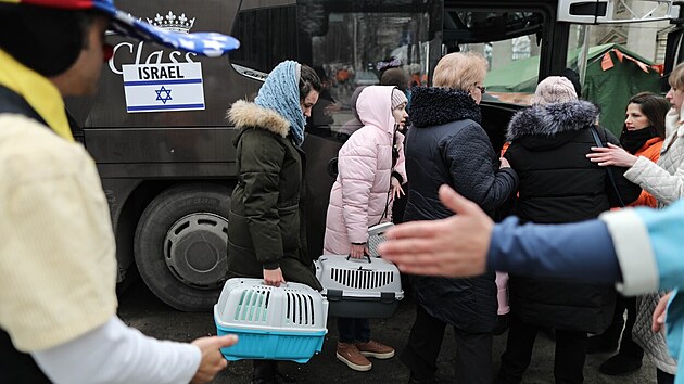Ukrajint id nastupuj do autobus, kter je evakuuj do Izraele. (10. bezna 2022)
