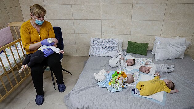 Dti nhradnch ukrajinskch matek v obytnm suternu domu na pedmst Kyjeva (15. bezna 2022)