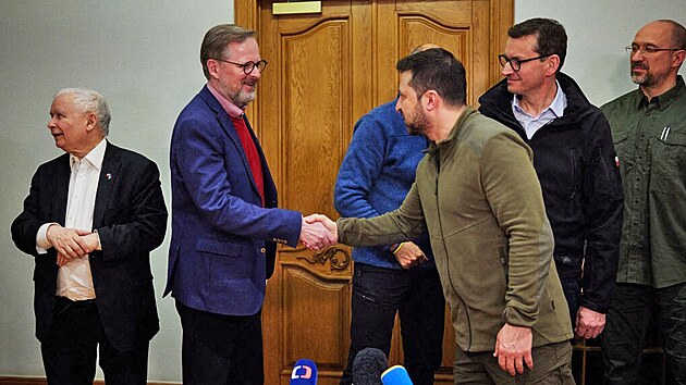 Pivtn premira Petra Fialy s prezidentem Volodymyrem Zelenskm (15. bezna 2022)
