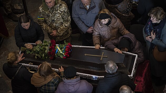 Pbuzn a ptel na pohbu ty ukrajinskch vojk, kte byli zabiti pi nletu na vojenskou vcvikovou zkladnu ve mst Yarok na Ukrajin. (15. bezna 2022)