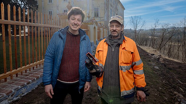 Matj Stropnick s mstnm parkem, kter jim pomh s opravami zmku. (25. bezna 2022)