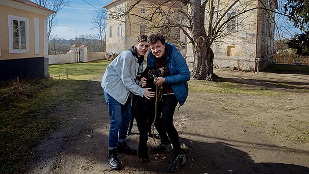 Matj Stropnick a Daniel Krejk opravuj zmek Oseany, kter si ped nkolika lety podili. (25. bezna 2022)