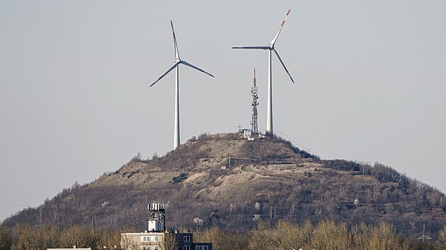 Větrné turbíny stojí na "kostech" svého předchůdce, tedy na odvalu bývalého uhelného dolu v německém Gelsenkirchenu. (8. března 2022)