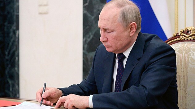 Rusk prezident Vladimir Putin na zasedn bezpenostn rady (11. bezna 2022)
