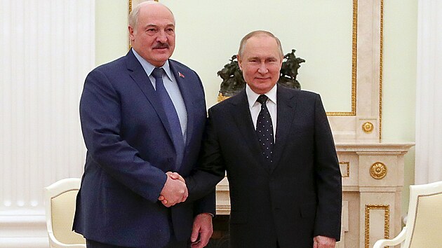 Blorusk prezident Alexandr Lukaenko se v Moskv seel se svm ruskm protjkem Vladimirem Putinem. (11. bezna 2022)
