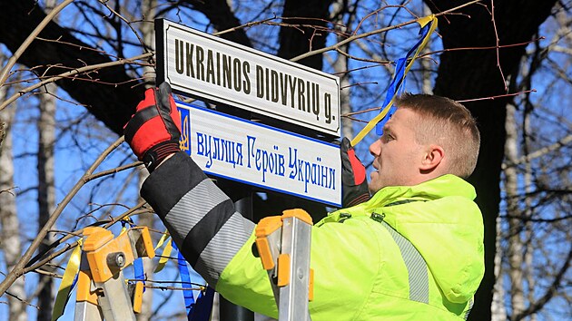 Ped ruskm velvyslanectvm ve Vilniusu ve stedu vyrostla maketa informativn smrov dopravn znaky. Ulice podle n nese nzev Ukrajinskch hrdin. (9. bezna 2022)