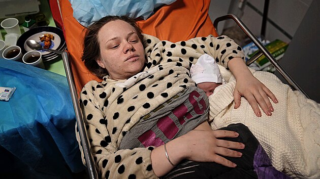 Mariana Viegirskaja, kterou museli evakuovat po ostelovn porodnice v Mariupolu, v ptek porodila dceru Veroniku. (10. bezna 2022)