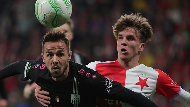 Slvistick debutant Adam Pudil v souboji s Rennerem z Lince v osmifinle Konferenn ligy.