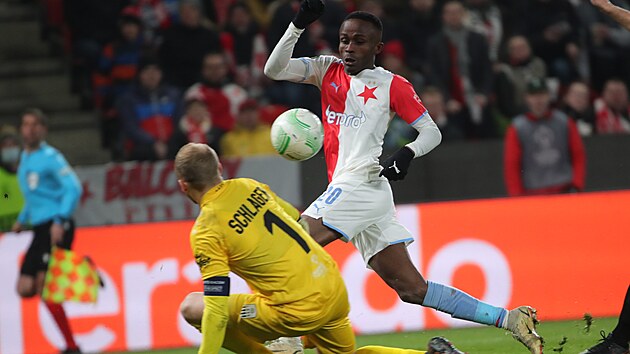 Slávista Yira Sor se snaží překonat brankáře Schlagera z Lince v osmifinále...