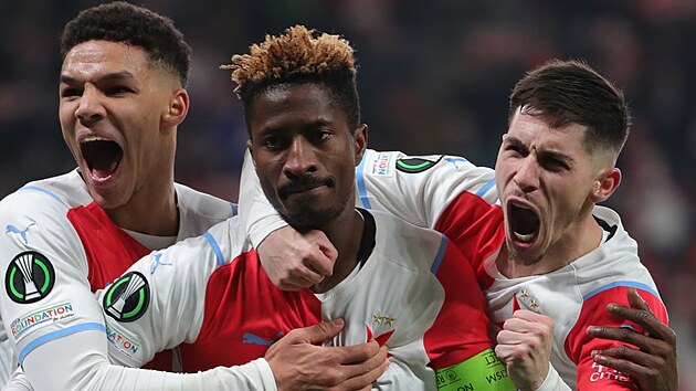 Slvistick radost po tetm glu do st Lince v osmifinle Konferenn ligy. Zleva Bah, selec Olayinka a Plavi.