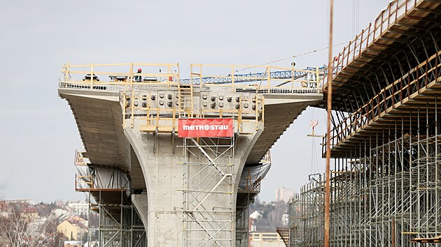 U Tomkova nmst v Brn rostou prvn pile budouc silnin estakdy, dal sti velkho mstskho okruhu. (14. bezna 2022)