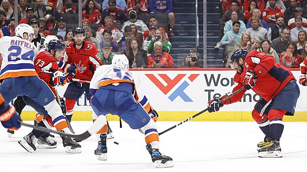 Alexandr Ovekin z Washingtonu stl proti New York Islanders svj 767. gl v NHL. Stal se tak nejlepm evropskm stelcem v souti, kdy pekonal Jaromra Jgra.