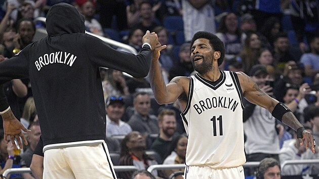 Kyrie Irving z Brooklyn Nets sklz pochvalu od maskovanho Kevina Duranta.