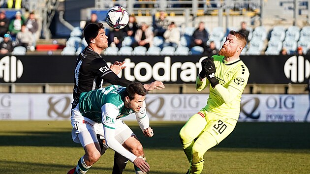 Daniel Hais z eskch Budjovic se dere do ance, el mu Vojtch Kubista z Jablonce a brank Vlastimil Hrub.