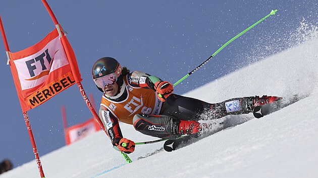 Lucas Braathen pi finle Svtovho pohru v obm slalomu.