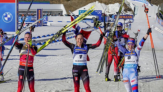 Nejlepší ve stíhacím závodu na Holmenkollenu: zleva druhá Marte Olsbuová-Röiselandová, vítězná Tiril Eckhoffová a třetí Paulína Fialková.