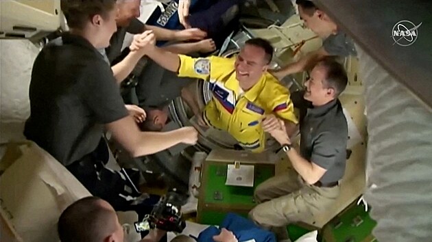Rut kosmonauti se po pletu na Mezinrodn vesmrnou stanici ukzali ve lutomodrch kombinzch. (18. bezna 2022)