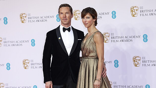 Benedict Cumberbatch a Sophie Hunter pózují fotografům při příjezdu na předávání cen BAFTA. (13.března 2022)