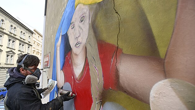Streetartov umlec Chemis maloval 17. bezna 2022 v praskch Nuslch mural na tma boj na Ukrajin. (18. bezna 2022)