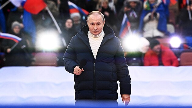 Ruský prezident Vladimir Putin na oslavách připojení Krymu na moskevském stadionu (18. března 2022)