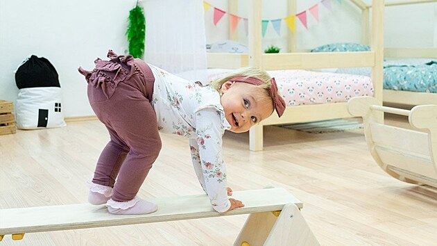 Montessori balann set Triangles  nejen pro malou gymnastku pedstavuje kladinu, houpaku i pardn opi drhu v jednom.