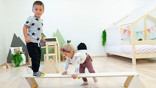 Montessori balann set Triangles  nejen pro malou gymnastku pedstavuje kladinu, houpaku i pardn opi drhu v jednom. Dti zde rozvjej svou motoriku, trnuj svaly i kreativn mylen.