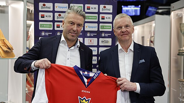 Generln manaer Petr Nedvd a nov trenr hokejov reprezentace Kari Jalonen pzuj s eskm dresem na prvn tiskov konferenci.