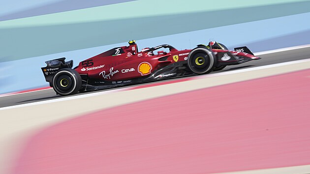 Carlos Sainz z Ferrari v kvalifikaci Velk ceny Bahrajnu.