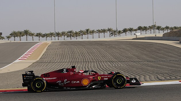 Charles Leclerc z Ferrari v kvalifikaci Velk ceny Bahrajnu.