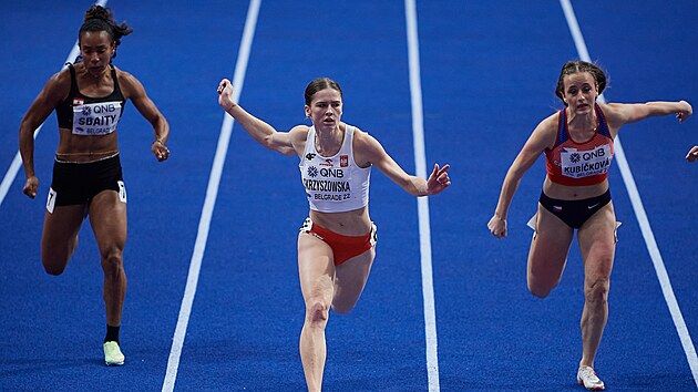 Eva Kubkov (vpravo) v rozbhu na halovm MS v Blehrad.