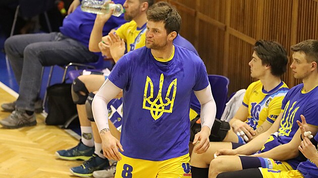 stet volejbalist si na podporu Ukrajiny vzali na rozcviku trika s jejm znakem.