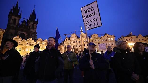 B dom, Ivane!. Tmito slovy vyzvali astnci demonstrace ruskho prezidenta Vladimira Putina, aby se sthnul z zem Ukrajiny.