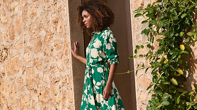 Shnte po odvech s npaditmi vzory v hravch barevnch kombinacch.