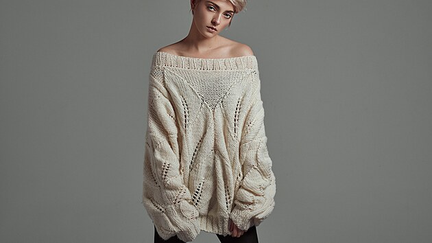 Odhalen ramena a del svetry, to je ideln volba pro vysok eny.