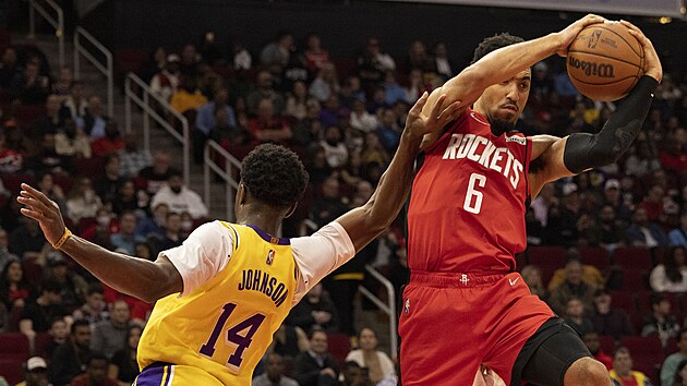 Kenyon Martin Jr. (6) z Houston Rockets doskoil ped Stanleym Johnsonem z Los Angeles Lakers.