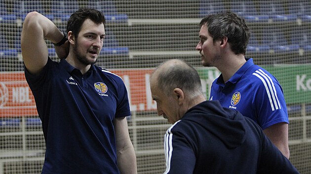 Kondin trenr opavskch basketbalist Jan Zlmal (vlevo) a asistent opavskho trenra Krytof Vlek