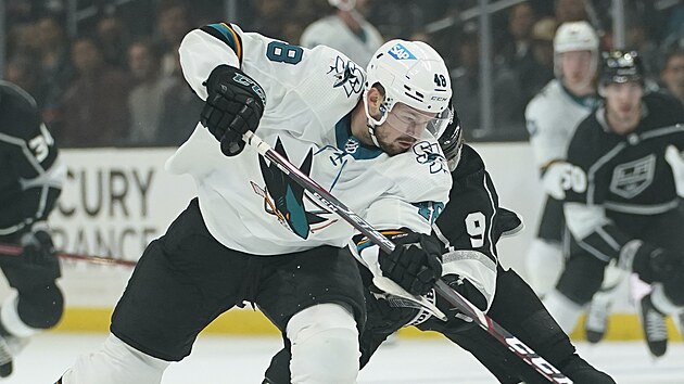 Tom Hertl ze San Jose stl na brnu Los Angeles, tla na nj Adrian Kempe.