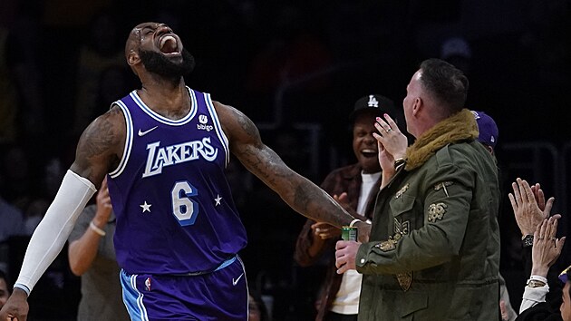 LeBron James z Los Angeles Lakers se raduje.