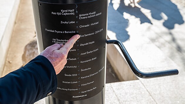 Z�jemci si v Poesiomatu vyberou z dvaceti zvukov�ch stop, kter� p�ibli�uj� m�sto Vrchlab�.