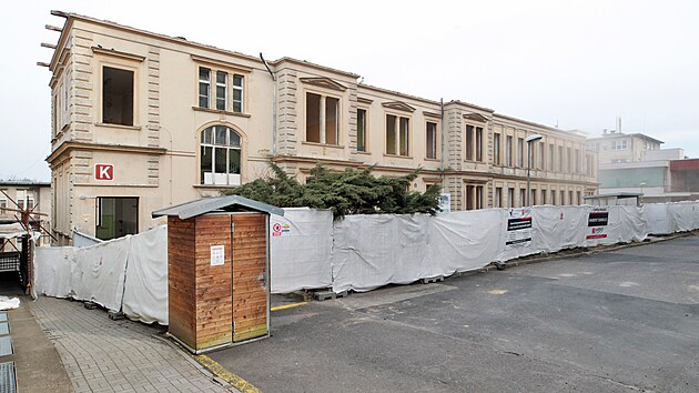 Demolice budovy K v areálu karlovarské nemocnice začala v pondělí v 9 hodin ráno. Na snímku je odstrojená budova od jihu. (15. 3. 2022)