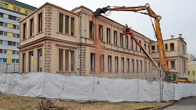 V pondělí začala demolice pavilonu K karlovarské nemocnice. Dříve v něm bylo plicní oddělení. (15. 3. 2022)