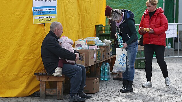 Potravinov balky jsou k dispozici ukrajinskm uprchlkm v humanitrnm skladu Dieczn charity Plze v Cukrovarsk ulici. (14. 3. 2022)