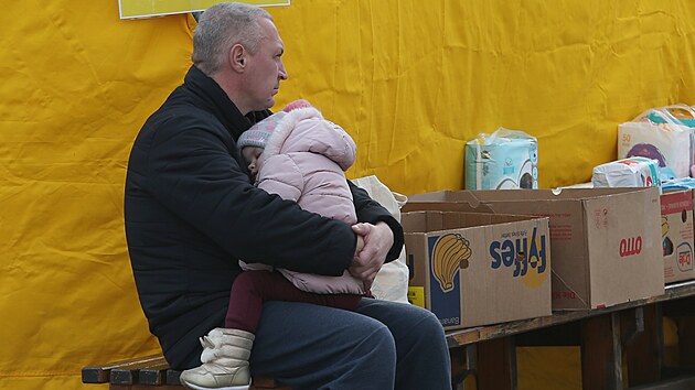 Potravinov balky jsou k dispozici ukrajinskm uprchlkm v humanitrnm skladu Dieczn charity Plzev Cukrovarsk ulici. (14. 3. 2022)